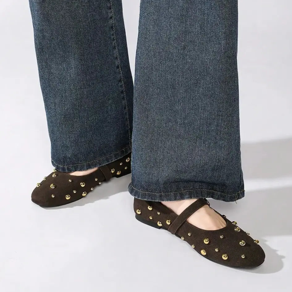 Lola Dames Mary Jane Ballerina’s – Suède Pumps met Studs & Bandje