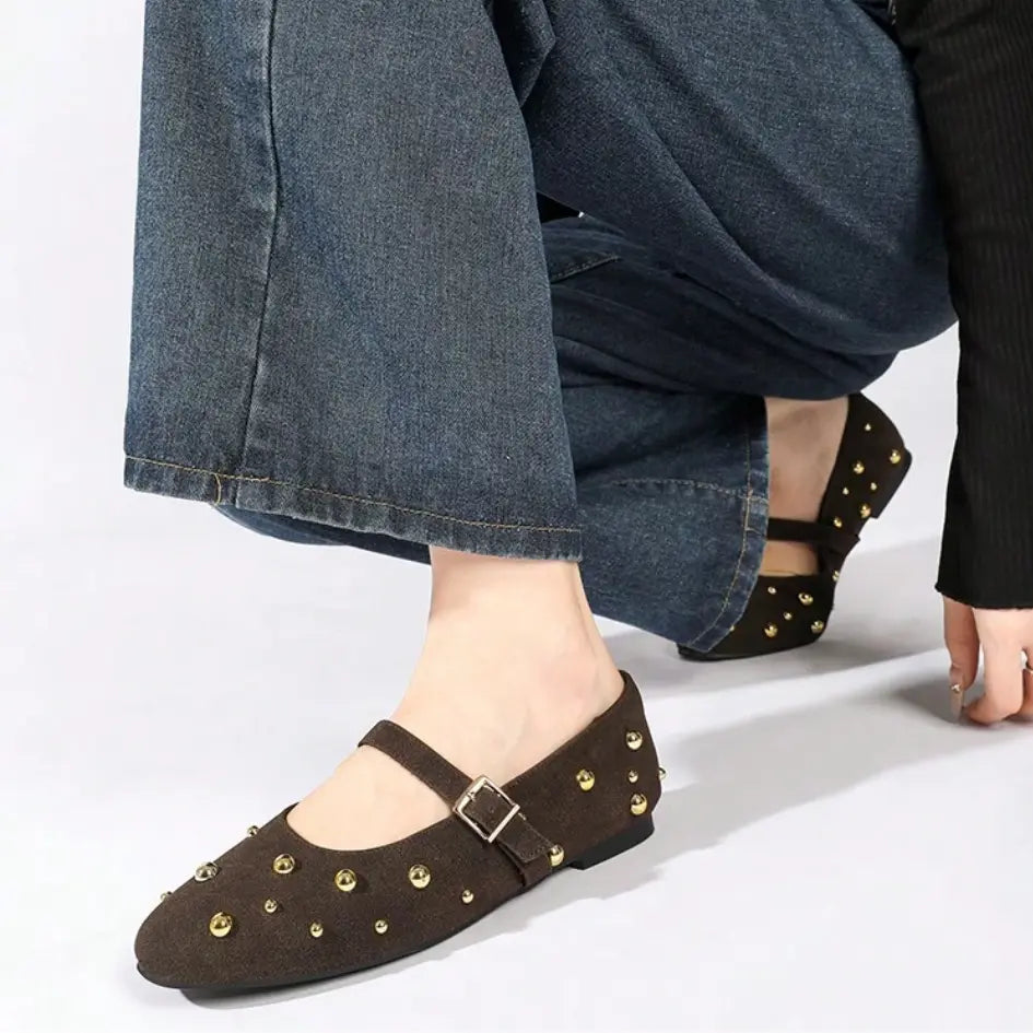 Lola Dames Mary Jane Ballerina’s – Suède Pumps met Studs & Bandje