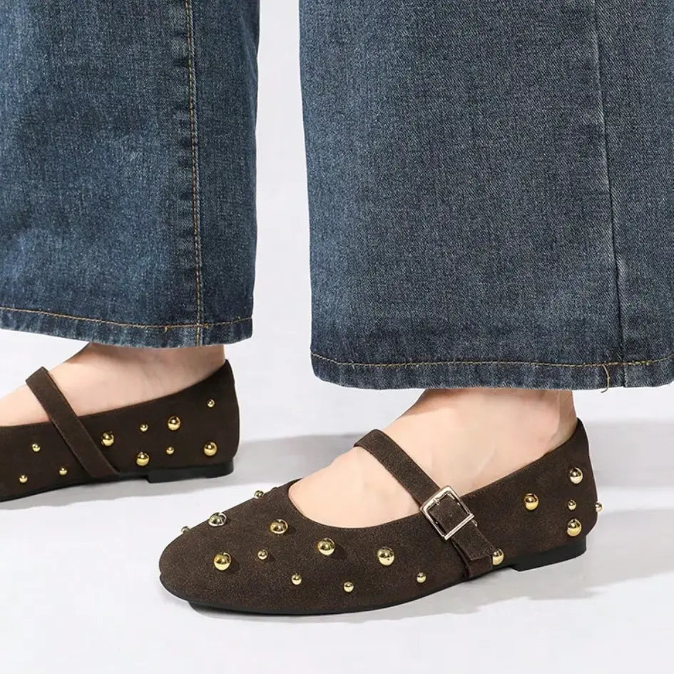 Lola Dames Mary Jane Ballerina’s – Suède Pumps met Studs & Bandje