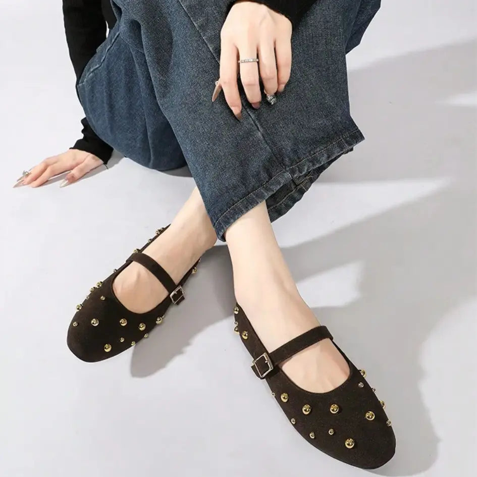 Lola Dames Mary Jane Ballerina’s – Suède Pumps met Studs & Bandje
