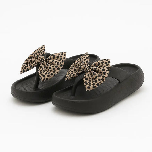 Liv Slippers met Strik Comfortabele Slippers met Panterprint