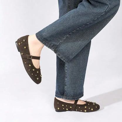Lola Dames Mary Jane Ballerina’s – Suède Pumps met Studs & Bandje
